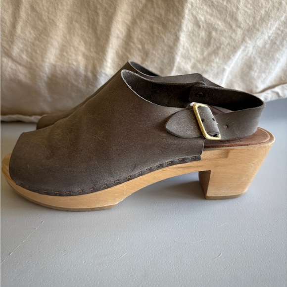 Gray Leather Bryr Clogs with Wooden Heel - Picture 4 of 6